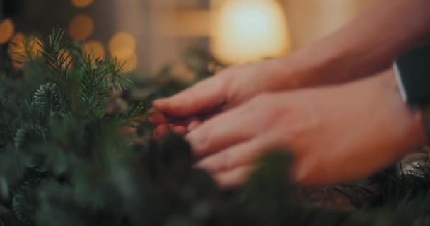 Utsikt Över Kvinnliga Blomsterhandlare Gör Traditionella Eleganta Dekorativa Julkrans — Stockvideo
