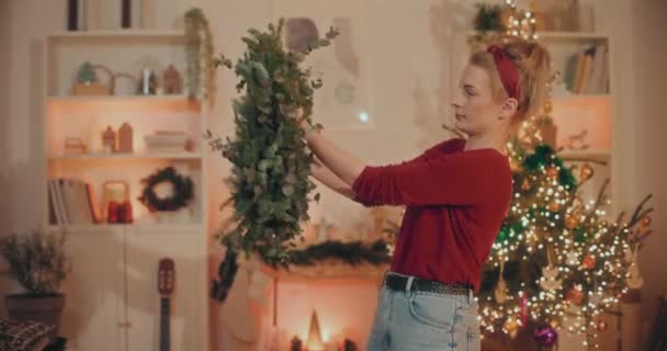 Vista Del Fiorista Femminile Che Tradizionale Elegante Corona Natale Decorativa — Video Stock