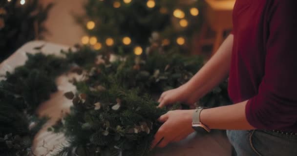 Vista Florista Femenina Haciendo Corona Decorativa Elegante Tradicional Navidad — Vídeos de Stock