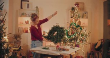 Geleneksel Noel Çelengi Yapan Kadın Çiçekçiye Bakış