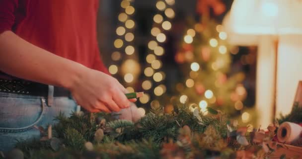 Вид Жіночого Флориста Традиційний Елегантний Декоративний Різдвяний Вінок — стокове відео