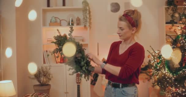 Vue Fleuriste Féminin Faisant Couronne Noël Décorative Traditionnelle Elégante — Video
