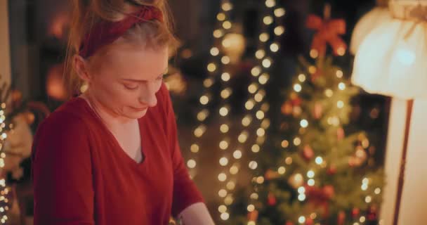 Žena Řezání Jedle Větve Pro Výrobu Vánoční Věnec Vánoční Svátky — Stock video