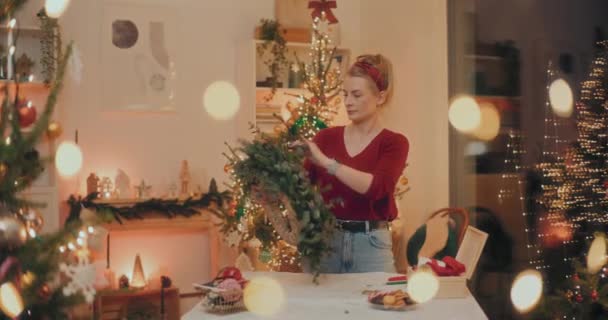 Donna Che Taglia Rami Abete Fare Ghirlanda Natale Vacanze Natale — Video Stock
