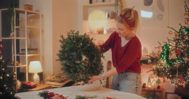 Mujer Cortando Ramas Abeto Para Hacer Corona Navidad Para Las — Vídeos de Stock