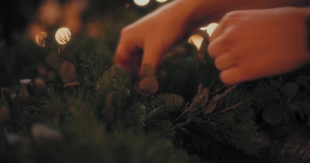 Жінка Ріже Ялинкові Гілки Виготовлення Різдвяного Вінка Різдвяні Свята Різдвяні — стокове відео