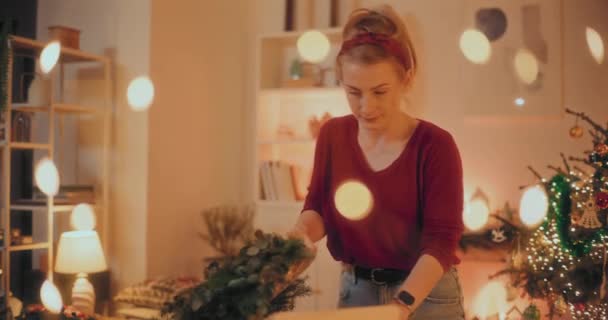 Woman Cutting Pharaoh Branches Making Christmas Wreath Christmas Holidays Dalam — Stok Video