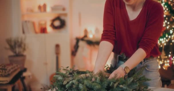 Vrouw Snijden Van Fir Branches Voor Het Maken Van Kerstmis — Stockvideo