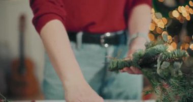 Noel tatili için çelenk hazırlayan bir kadın. Noel Dekorasyonu, Noel Çelengi Yapımı.