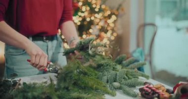 Noel tatili için çelenk hazırlayan bir kadın. Noel Dekorasyonu, Noel Çelengi Yapımı.