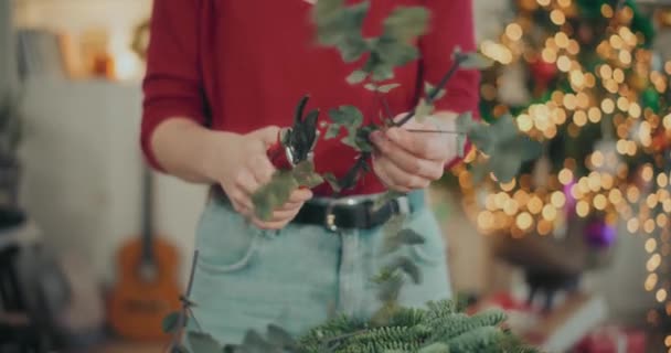 Mujer Cortando Ramas Abeto Para Hacer Corona Navidad Para Las — Vídeos de Stock