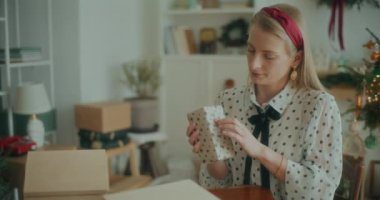 Noel Hediyelerini Noel Tatilleri İçin Paketleyen Neşeli Kadın Görünümü