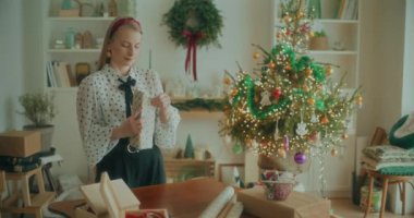 Noel Hediyelerini Noel Tatilleri İçin Paketleyen Neşeli Kadın Görünümü