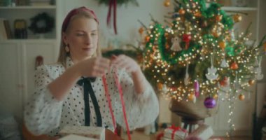 Noel Hediyelerini Noel Tatilleri İçin Paketleyen Neşeli Kadın Görünümü