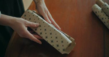 Noel Hediyelerini Noel Tatilleri İçin Paketleyen Neşeli Kadın Görünümü