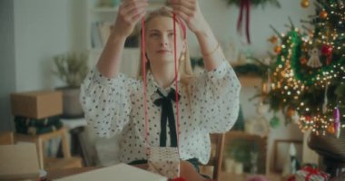 Noel Hediyelerini Noel Tatilleri İçin Paketleyen Neşeli Kadın Görünümü