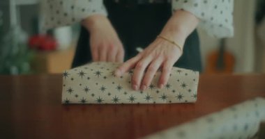 Noel Hediyelerini Noel Tatilleri İçin Paketleyen Neşeli Kadın Görünümü