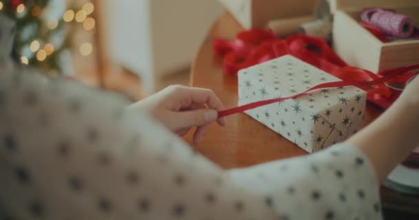 Взгляд Радостную Женщину Украшающую Оборванные Рождественские Подарки Рождественским Праздникам — стоковое видео