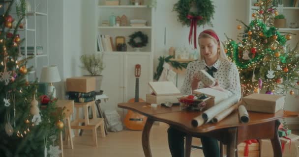 Udsigt Glædelig Kvinde Udsmykning Indpakning Julegaver Til Jul Helligdage – Stock-video