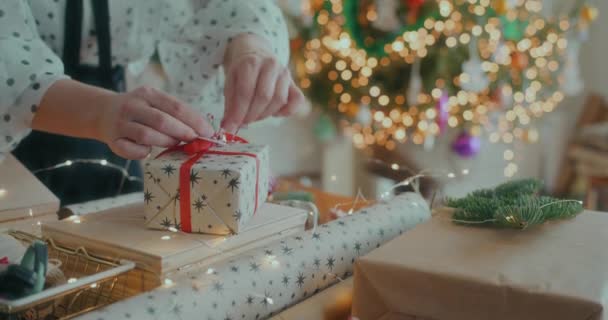 Ansicht Der Freudigen Frau Dekorieren Wrapping Weihnachtsgeschenke Für Weihnachten — Stockvideo