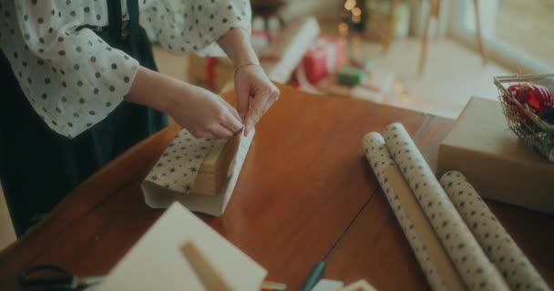 Zicht Vrolijke Vrouw Versieren Verpakking Kerstcadeaus Voor Kerstvakantie — Stockvideo