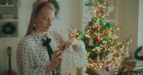 Vista Mujer Alegre Que Adorna Los Regalos Navidad Que Envuelven — Vídeos de Stock
