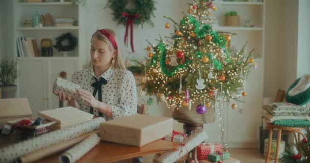 Vista Mulher Alegre Que Decora Embrulhando Presentes Natal Para Feriados — Vídeo de Stock