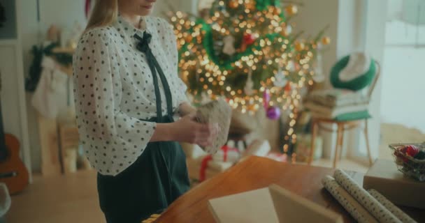 Άποψη Της Χαρούμενης Γυναίκας Διακόσμηση Τυλίγοντας Δώρα Χριστουγέννων Για Τις — Αρχείο Βίντεο