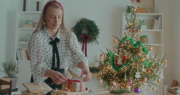 Вид Радісної Жінки Прикраси Обгортання Різдвяних Подарунків Різдвяні Свята — стокове відео