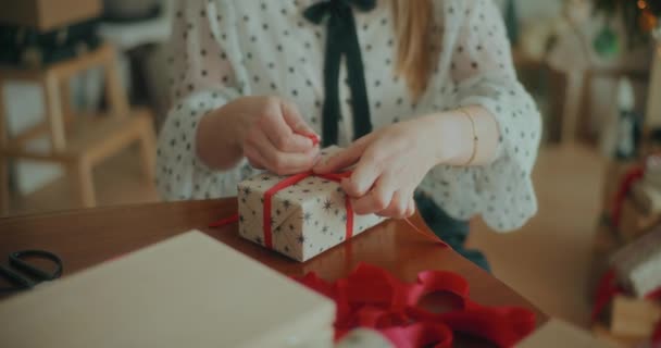Utsikt Över Glada Kvinna Dekorera Inslagning Julklappar För Jul Helgdagar — Stockvideo