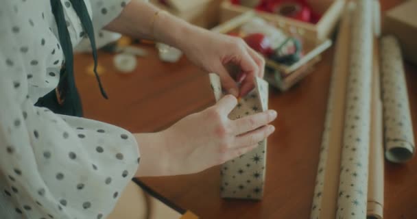 View Joyful Woman Díszítő Csomagolás Karácsonyi Ajándékok Karácsonyra — Stock videók
