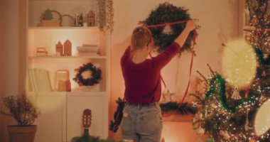 Noel tatili için çelenk hazırlayan bir kadın. Noel Dekorasyonu, Noel Çelengi Yapımı.