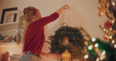 Noel tatili için çelenk hazırlayan bir kadın. Noel Dekorasyonu, Noel Çelengi Yapımı.