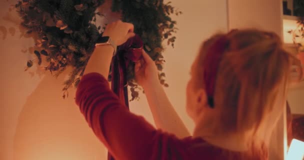 Kvinna Skära Fir Grenar För Att Göra Julkrans För Julhelgen — Stockvideo