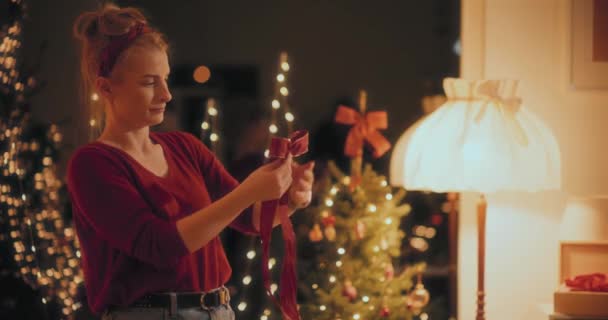 크리스마스 휴일에 크리스마스 화환을 만들기 파이어 지점을 크리스마스 크리스마스 만들기 — 비디오