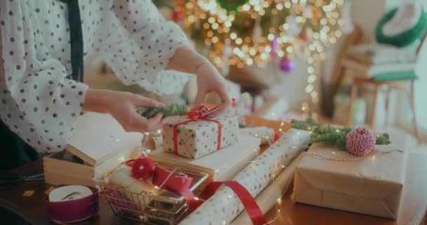 Προβολή Των Χριστουγέννων Δώρων Διακοσμημένα Χριστούγεννα Διακόσμηση Διακοπές — Αρχείο Βίντεο