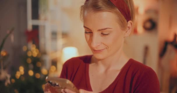 Relaxált Fiatal Böngészés Smartphone Scrolling Social Media Online Vásárlás Karácsony — Stock videók