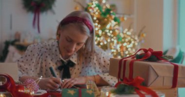 Noel hazırlıklarının keyfini çıkaran kadın Aralık 'ta