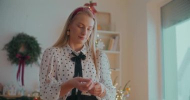 Yılbaşı Tatillerinde Evde Birkaç Noel Dekorasyonu Hazırlayan Kadın