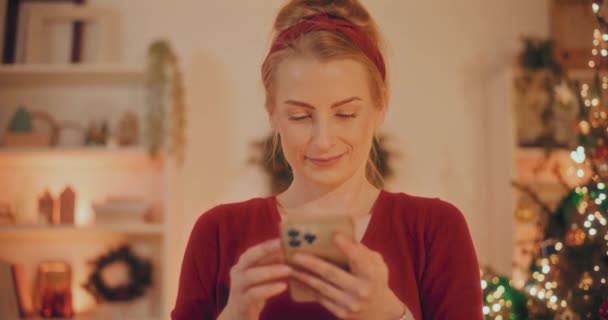 Ontspannen Jonge Vrouw Browsing Smartphone Scrolling Social Media Online Winkelen — Stockvideo