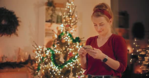 Ontspannen Jonge Vrouw Browsing Smartphone Scrolling Social Media Online Winkelen — Stockvideo