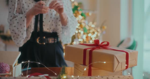 Kvinna Gör Flera Juldekorationer Förberedelser Hemma Julen — Stockvideo