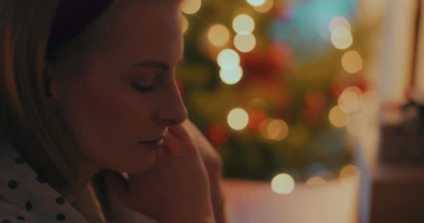 Žena Dělá Několik Vánoční Dekorace Přípravy Doma Během Vánočních Svátků — Stock video