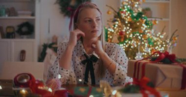 Yılbaşı Tatillerinde Evde Birkaç Noel Dekorasyonu Hazırlayan Kadın