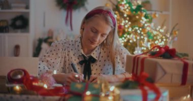 Noel hazırlıklarının keyfini çıkaran kadın Aralık 'ta