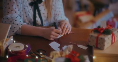 Yılbaşı Tatillerinde Evde Birkaç Noel Dekorasyonu Hazırlayan Kadın