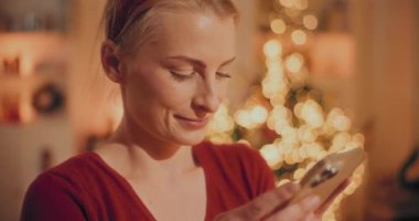 Rahatlamış Genç Kadın Akıllı Telefonları Tarayarak Sosyal Medya Çevrimiçi Alışveriş Yılbaşında