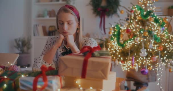Vrouw Genieten Van Kerstmis Thuis Kerst Voorbereidingen Decoraties December — Stockvideo