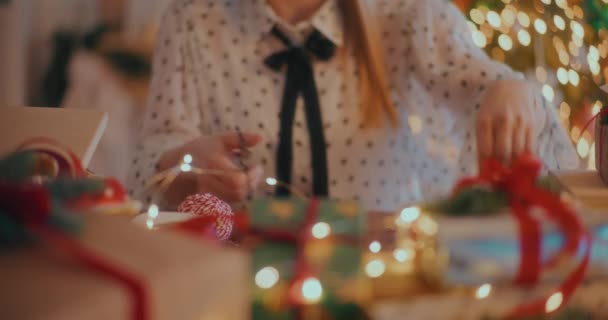 Vrouw Doet Verschillende Kerstversieringen Voorbereidingen Thuis Tijdens Kerstvakantie — Stockvideo