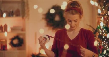 Aralık 'ta Noel Tatili' nden önce Evinde Birkaç Noel Hazırlığı Yapan Kadın.